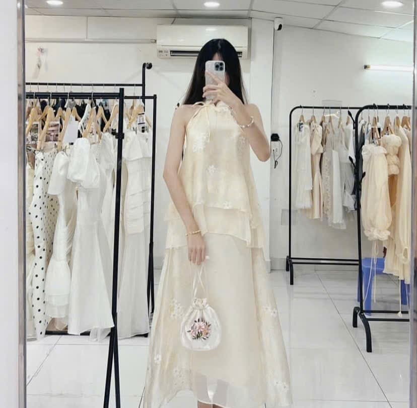 AD45 Yếm Tơ vàng