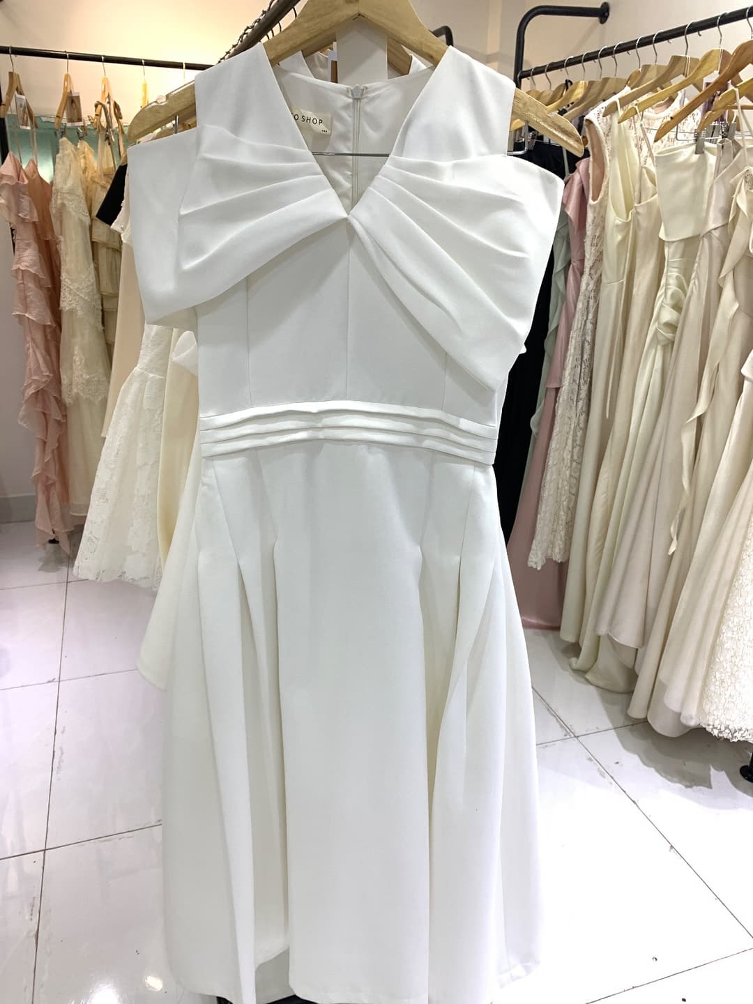 Đầm trễ vai trắng